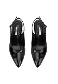 Talons slingback en cuir verni noir avec des bouts pointus, une texture lisse, un design minimaliste et une bride réglable à la cheville.
