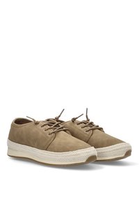 Zapatos de ante marrón con cordones y suela trenzada blanca texturizada, que presentan un perfil bajo y un diseño de punta redondeada.