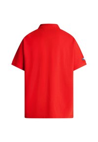 Κόκκινο πόλο με κοντά μανίκια, εμφανιζόμενο από πίσω, με γιακά και ένα μικρό ορθογώνιο λογότυπο στο δεξί μανίκι.