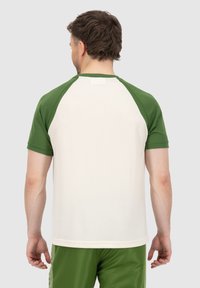 T-shirt pour homme à manches courtes avec un corps blanc et des manches raglan vertes, présentant un col rond et une texture lisse.
