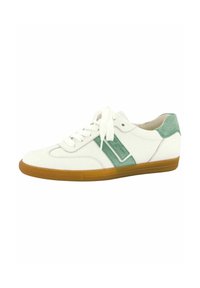 Baskets blanches avec des accents en suede vert clair, à bout rond, semelle en caoutchouc et lacets plats. Présente un patch logo vert sur le côté.