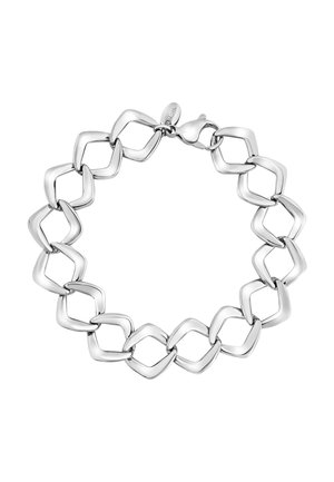 Bracelet en métal argenté composé de maillons entrelacés en forme de losange, avec une finition polie et une fermeture à fermoir mousqueton.