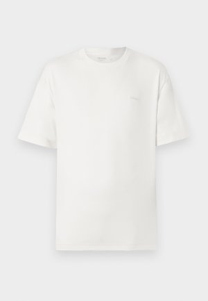 Witte katoenen t-shirt met een relaxte pasvorm, ronde halslijn, korte mouwen en een subtiele logo op de borst. Gladde textuur, minimalistisch ontwerp.