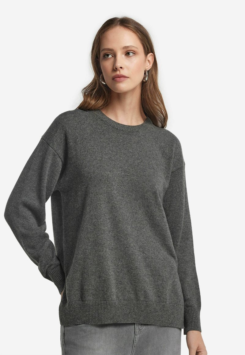 Grauer Pullover aus weich gestricktem Material, mit rundem Ausschnitt, weitem Schulterschnitt und gerippten Bündchen und Saum. Einfach und vielseitig.