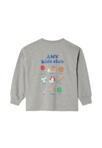Sweat-shirt gris à manches longues avec le texte "AMV kids club", accompagné d'illustrations colorées sur le thème du sport au dos. Tissu doux, coupe décontractée.