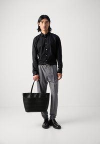 Schwarze Druckknopfhemd, gestreifte graue Hose, schwarze Ledertragetasche mit zwei Griffen, schwarze Schuhen, minimalistischem Design, glatter Textur.