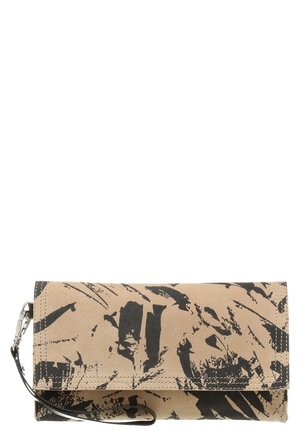 Bolso de mano beige con diseño abstracto de pinceladas negras, forma rectangular y correa negra desmontable con cierre plateado.