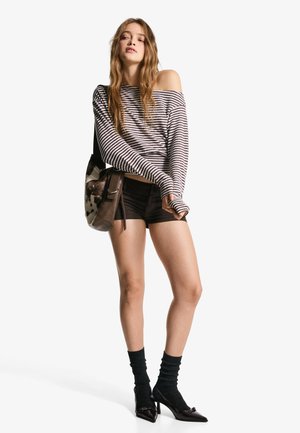 Bershka ASYMMETRIC STRIPED - Pulover - dark brown