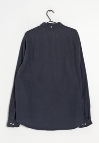 Camicia a maniche lunghe in cotone blu scuro, con colletto, retro con bottoni e orlo curvo. Tessitura liscia, design minimal.