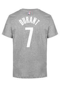 Šedé bavlněné tričko s krátkými rukávy, na zadní straně s bílým nápisem "DURANT" a číslem "7". Logo NBA umístěné poblíž výstřihu.