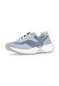 Lichtblauwe suede en mesh sneaker met een comfortabele witte zool, gestructureerde details aan de zijkanten en bijpassende grijze veters.