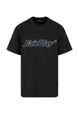 T-shirt in cotone nero con un logo blu "FairPlay" ben visibile in un carattere audace e stilizzato sul petto. Maniche corte, colletto rotondo.