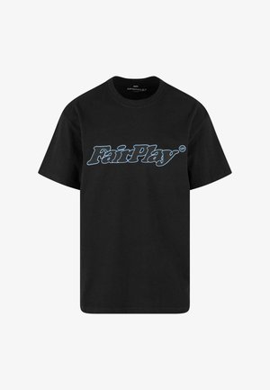 Černé bavlněné tričko s výrazným modrým logem "FairPlay" v tučném, stylizovaném písmu přes hruď. Krátké rukávy, kulatý výstřih.