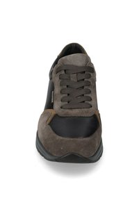 Sneaker grigio realizzato in un mix di materiali scamosciati e in pelle, con punta rotonda, dettagli testurizzati e lacci piatti scuri.