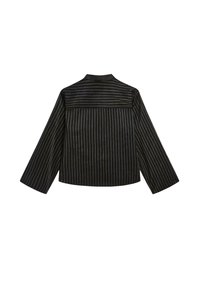 Giacca a strisce nere con maniche lunghe, design senza colletto, caratterizzata da strisce verticali bianche e orlo posteriore leggermente accorciato.