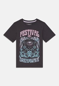 Musta puuvillane T-särk, millel on mitmevärviline graafiline disain, millel on tekst "FESTIVAL 1967" ja "DREAMWAVE," ümbritsetud lille- ja taevamotiividega.