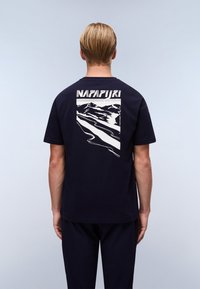 Granatowa bawełniana koszulka z krótkim rękawem, z białą grafiką gór oraz napisem "NAPAPIJRI" z tyłu. Okrągły dekolt.