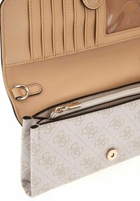 Portefeuille beige avec plusieurs emplacements pour cartes, une fenêtre d'identification transparente et une pochette zippée à motifs à l'intérieur.