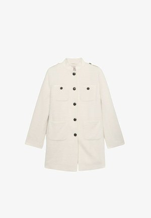 Cappotto bianco texturizzato con colletto, sei bottoni frontali, due tasche sul petto e due tasche laterali. Le maniche sono lunghe e dritte.
