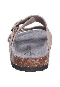 Braune Sandale mit strukturierten Stoffriemen, Korkfußbett, grauem Filzfutter und Gummisohle, von hinten gesehen.