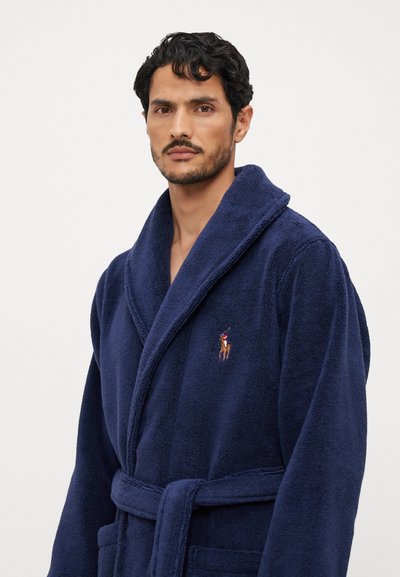 Accappatoio blu navy realizzato in materiale morbido, con colletto a scialle, vita regolabile e un piccolo logo ricamato sul petto.