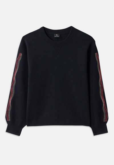 Maglione blu navy con scollo tondo, maniche lunghe e accenti a fantasia in rosso, giallo e bianco lungo i lati. Realizzato in tessuto morbido.