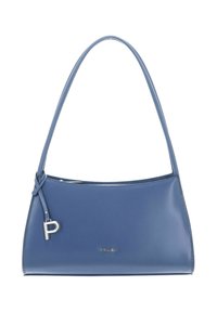 Sac à main en cuir bleu à forme courbée, avec une fine bandoulière et un accent métallique comportant la lettre « P ». Texture lisse avec un design minimaliste.