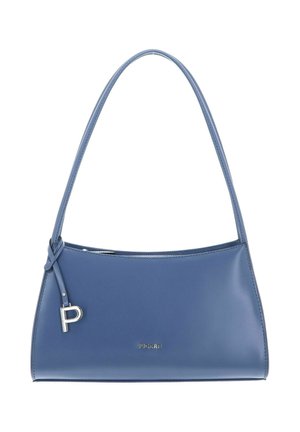 Sac à main en cuir bleu à forme courbée, avec une fine bandoulière et un accent métallique comportant la lettre « P ». Texture lisse avec un design minimaliste.