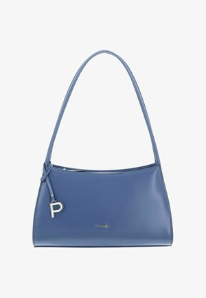 Sac à main en cuir bleu à forme courbée, avec une fine bandoulière et un accent métallique comportant la lettre « P ». Texture lisse avec un design minimaliste.