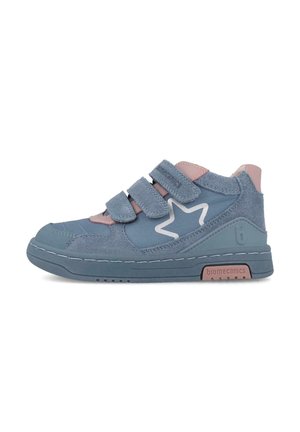 Zapatos de tobillo de ante azul con correas de velcro, que presentan un diseño de estrella blanca y un acento rosa en el talón, suela texturizada para mayor agarre.