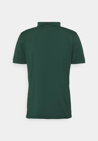 Mørkegrøn polo skjorte med klassisk krave, korte ærmer og en glat tekstur. Har et minimalistisk design uden synlige logoer eller mønstre.