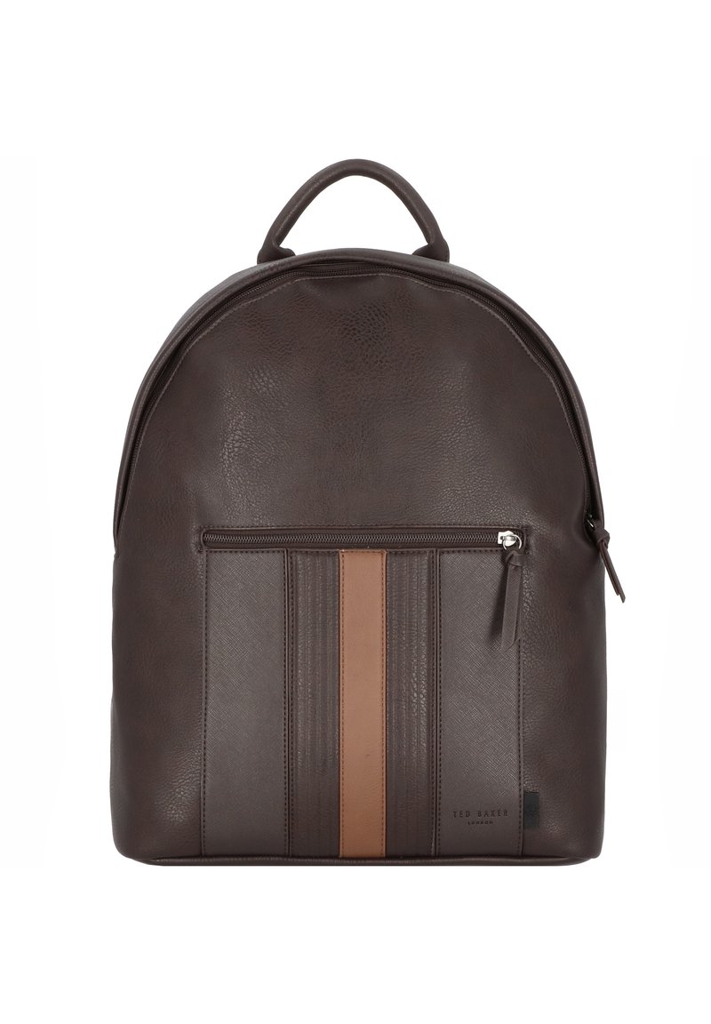 Mochila de cuero marrón con parte superior redondeada, que incluye un bolsillo con cremallera en el frente y rayas verticales en un marrón más claro. Superficie texturizada.