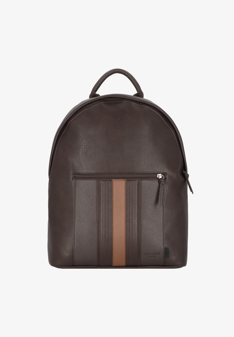 Sac à dos en cuir marron avec un dessus arrondi, comportant une poche zippée à l'avant et des rayures verticales de couleur marron clair. Surface texturée.