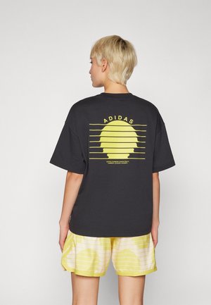adidas Performance SELECT SUNRISE GRAPHIC TEE - T-shirts print - black/pure sulfur