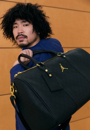 Jordan JAM MONOGRAM DUFFLE BAG UNISEX - Saco de viagem - black/gold-coloured
