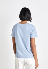 GANT SHIELD V-NECK  - T-Shirt basic - dove blue