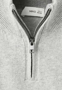 Grauer Pullover mit einem Reißverschlusskragen, geripptem Strickmuster und MNG-Etikett, das die Größe 2-3 und eine Länge von 98 cm angibt.
