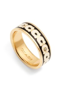 Cette bague en ton or possède un bandeau en émail noir avec un motif de logo blanc de Coach et un petit accent en pierre claire. Fini lisse et poli.