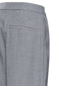 Grå bukser i et tekstureret stof med små hvide prikker. Inklusive en enkelt baglomme og konisk design.