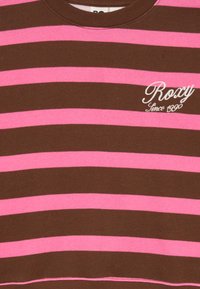 Brun og rosa stripete sweatshirt med rund hals og Roxy-logo brodert i hvitt på venstre side. Myk, teksturert stoff.