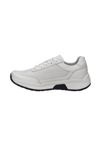 Weißer Ledersneaker mit durchlöchertem Design an den Seiten, gepolstertem Kragen und schwarzer Gummisohle. Die Schnürsenkel und das niedrige Profil erhöhen den Komfort.