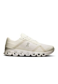 Baskets blanches de sport avec une tige en maille, des lacets plats et une semelle épaisse et rembourrée avec des découpes distinctives en forme de nuage.