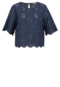 Blouse à manches courtes bleu marine avec broderie florale ajourée, ourlet festonné et fermeture à bouton avec œillet au dos du col.