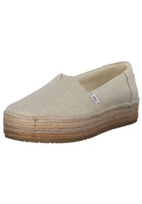 Beige instap espadrille schoen met een geweven stoffen bovenkant en een dikke gevlochten jute platformzool, voorzien van een klein wit merketiket aan de zijkant.