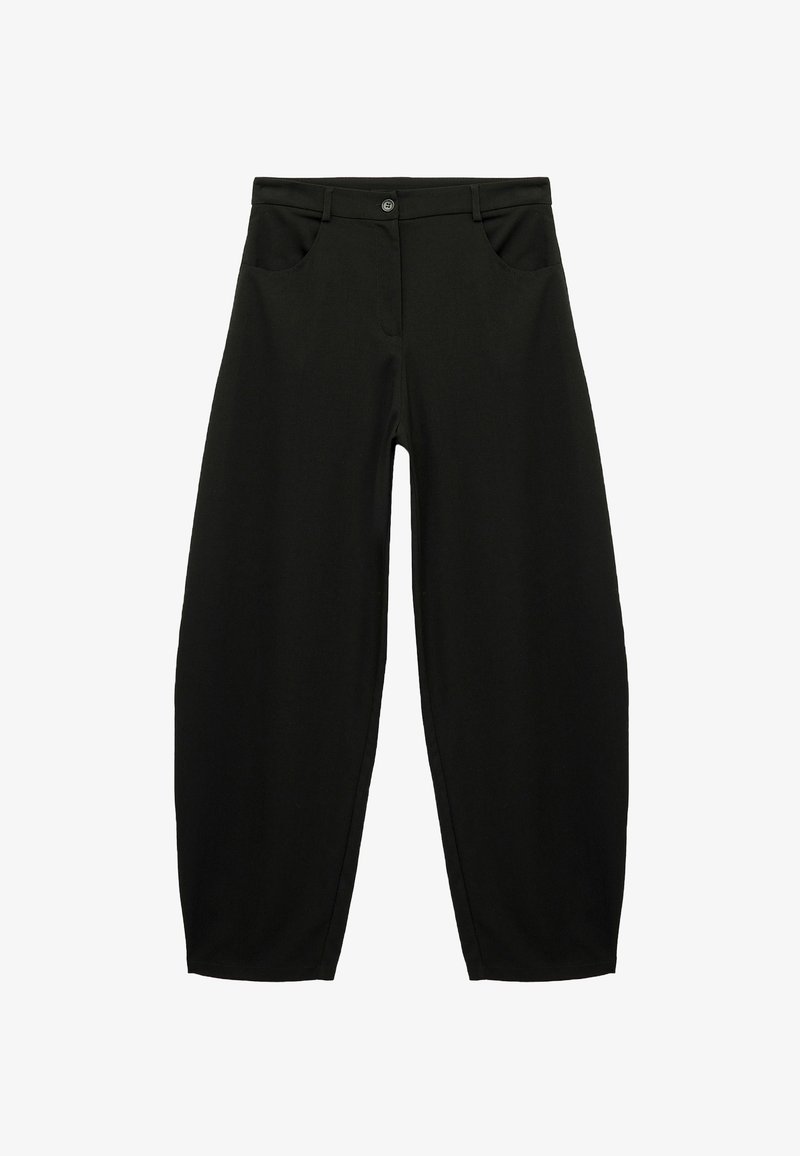 Zwarte, wijde broek gemaakt van een gladde stof, met twee zijzakken en een knoopsluiting bij de taille.