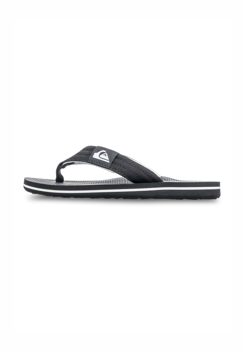 Svart flip-flop med ett tygrem, strukturerad sula och en kontrasterande vit logodetalj. Har en platt design och gummisula.