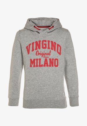 Szara bluza z kapturem z kieszenią kangurka na przodzie, czerwonymi sznurkami oraz nadrukiem "VINGINO Original Denim MILANO" w grubych czerwonych literach.