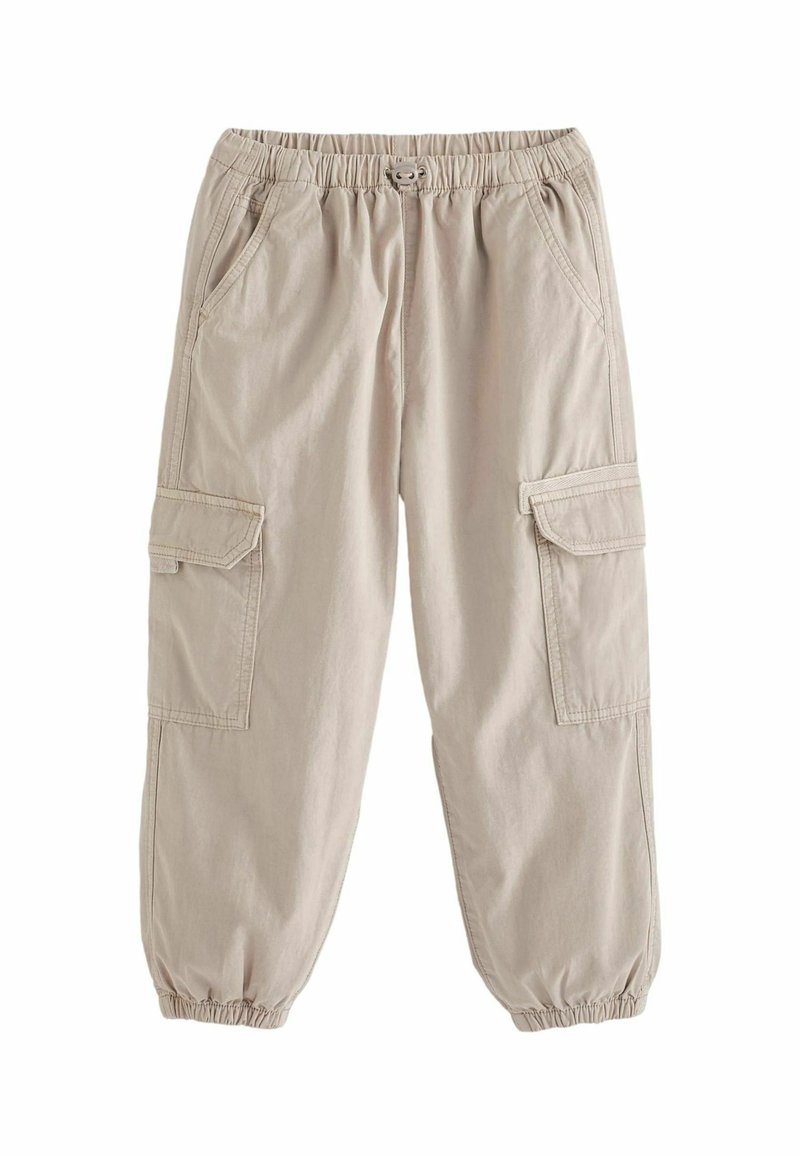 Pantalon cargo beige avec taille élastique et bas des jambes avec poignets, doté de poches à rabat latérales et de poches avant pour les mains.