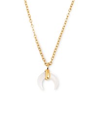 Gouden ketting met een witte hochelvormige hanger en een ronde connector. Gladde textuur, eenvoudig ontwerp en elegante kleurcontrastering.