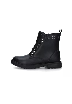 Stivali neri alla caviglia in pelle liscia; caratteristiche includono design con lacci, dettagli in metallo argentato, punta rotonda e tacco basso a blocco.